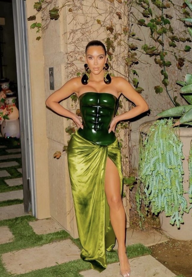 Kim Kardashian, vestindo o icônico adomen de Schiaparelli. (Reprodução: Instagram/@kimkardashian)